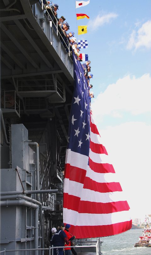 vetslookdownonflagDSC718.jpg